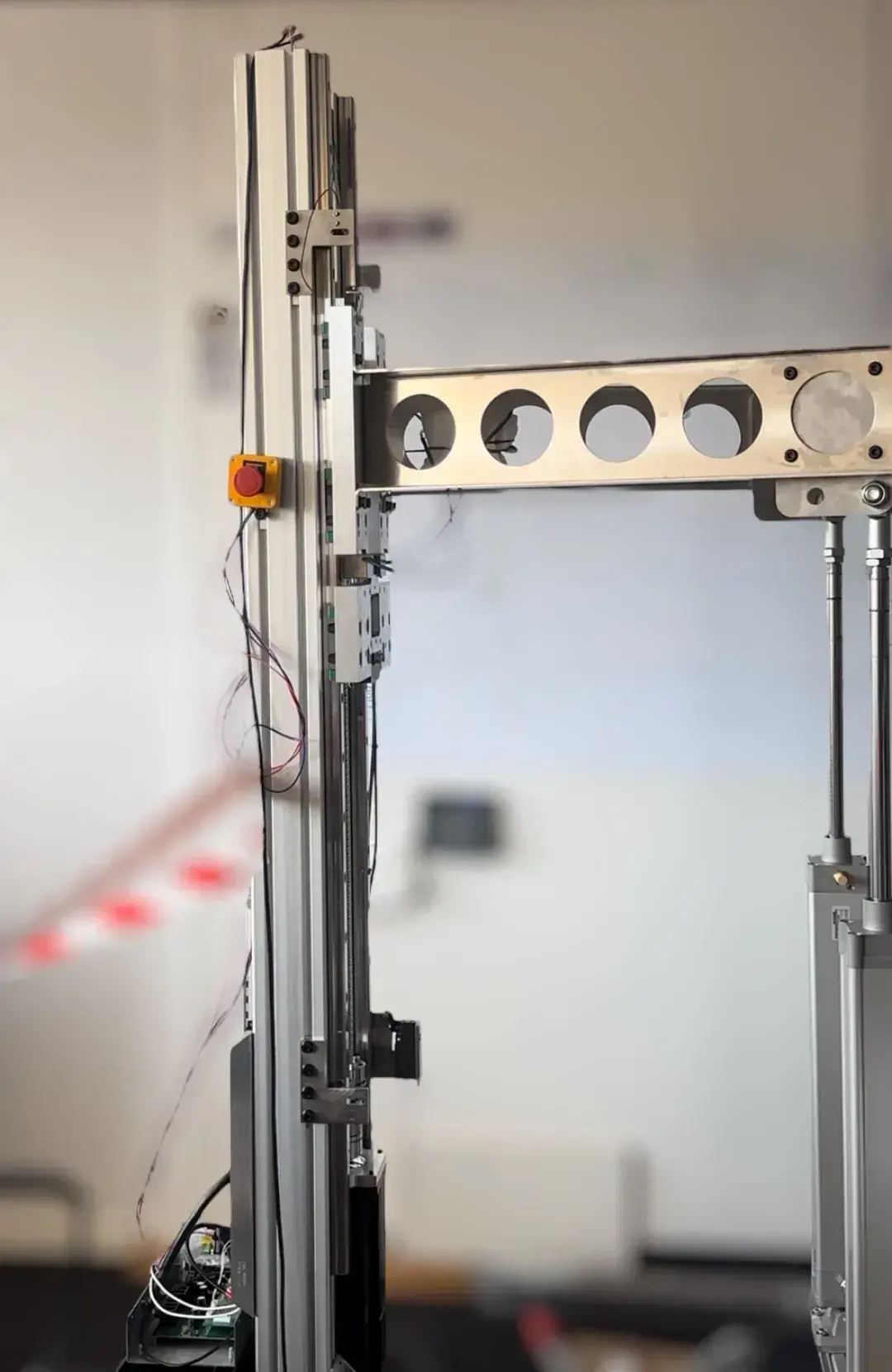 Test rig for the endurance test: vertical axis with emergency stop, opposing force from pneumatic cylinders