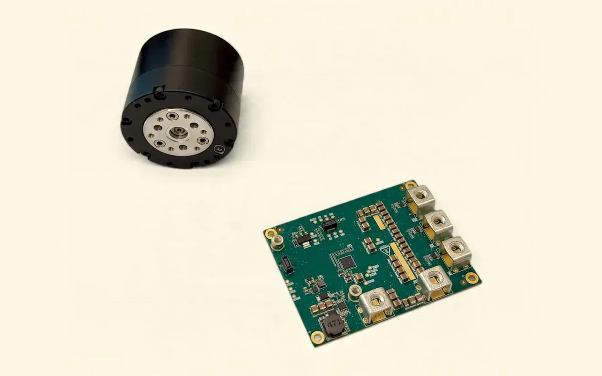 Robotik-Aktuator neben einer Servodrive-Leistungsplatine mit Schraubklemmen für Motorphasen und Versorgung